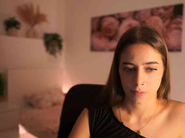 OliviaMoretti, live webcam girl, age 19, streaming now, balzuigen, pijpen