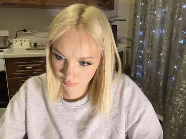 ivyamour, live webcam girl, age 18, from POLAND, streaming now, dansen, deepthroat