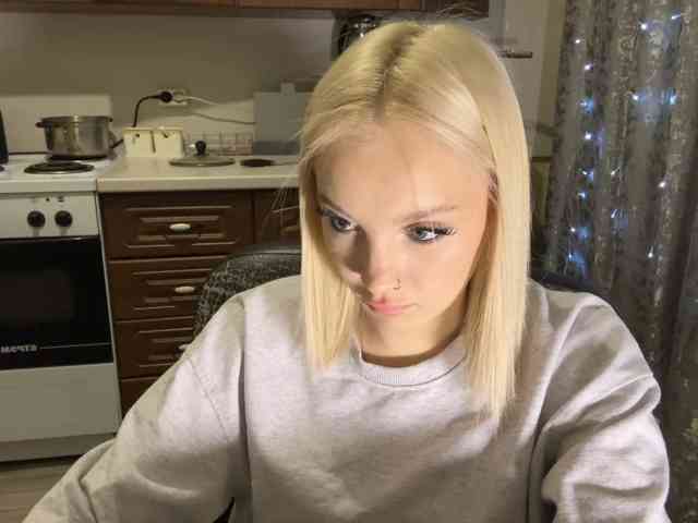 ivyamour, live webcam girl, age 18, from POLAND, streaming now, dansen, deepthroat