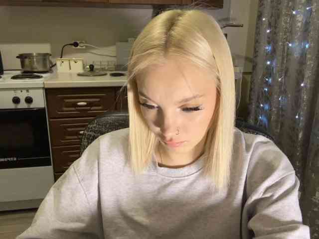 ivyamour, live webcam girl, age 18, from POLAND, streaming now, dansen, deepthroat