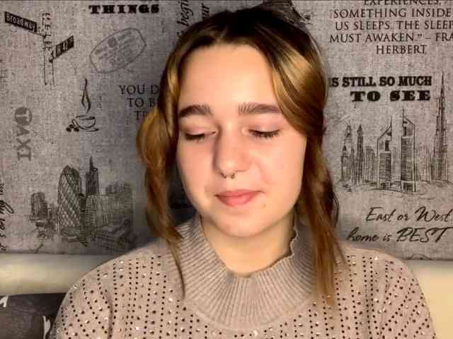 EmilyAnderl, live webcam girl, age 18, from ESTONIA, streaming now, anaal spelen, kontneuken