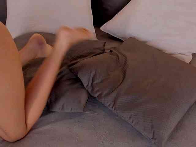 RomyBloom, live webcam girl, age 19, from COLOMBIA, streaming now, camshow, chatten