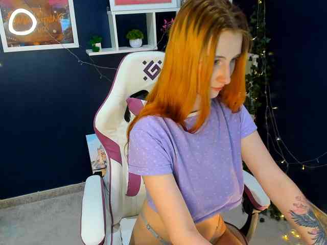 EmeliGlowr, live webcam girl, age 20, from USA, streaming now, chatten, dansen