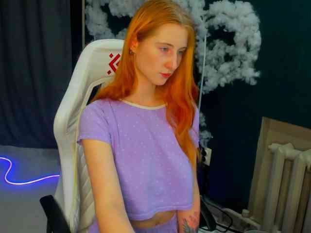 EmeliGlowr, live webcam girl, age 20, from USA, streaming now, chatten, dansen