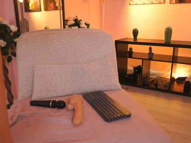 CamiRoux, live webcam girl, age 22, from ROMANIA, streaming now, pijpbeurt, camshow