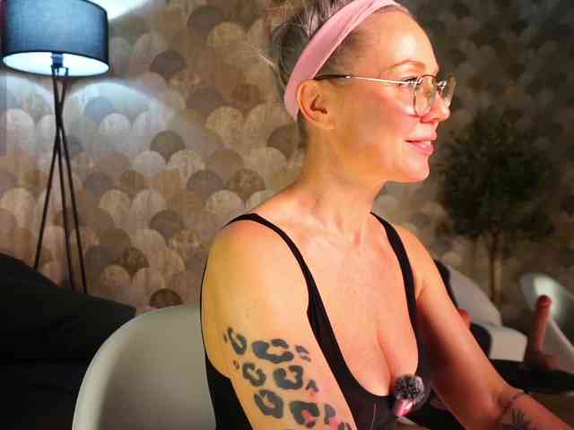 sonyaspace, live webcam girl, age 40, streaming now, anaal spelen, kontvingeren