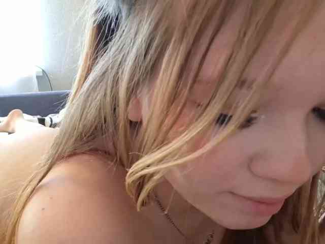 MeowCream, live webcam girl, age 18, from RUSSIA, streaming now, pijpbeurt, chatten