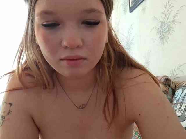 MeowCream, live webcam girl, age 18, from RUSSIA, streaming now, pijpbeurt, chatten